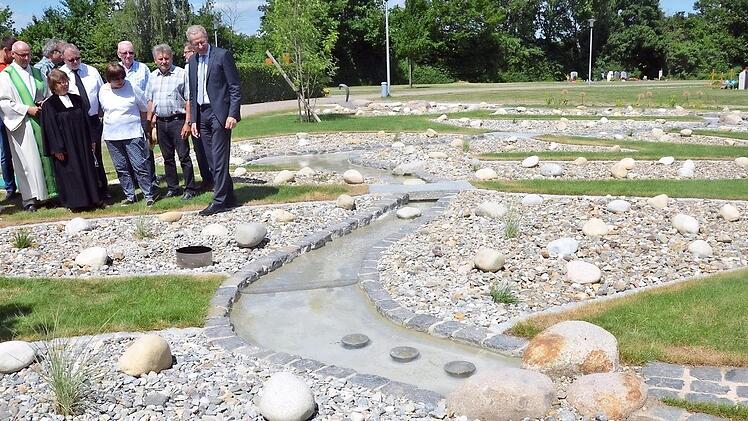 Nicht alle Urnen auf dem städtischen Friedhof liegen am Wasserlauf (unser Foto zeigt die Weihe). So soll jetzt ein neues Urnengrabfeld mit 253 Kammern geschaffen werden.  Foto: Bernhard Panzer (Archiv)