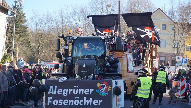 Der Hingucker des Faschingszugs: die Alegrüner Fosenöchter eroberten  Zeitlofs als Sinnpiraten. Foto: Marion Eckert