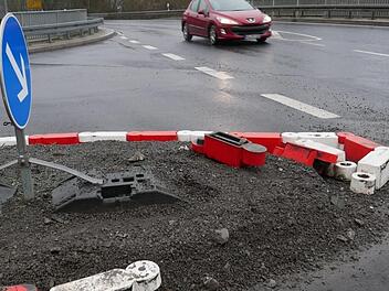 Die provisorische Verkehrsinsel an der Einmündung Kissinger Straße/Freiherr-von-Lutz-Straße wird weiterhin regelmäßig beschädigt.Archiv/Heike Beudert