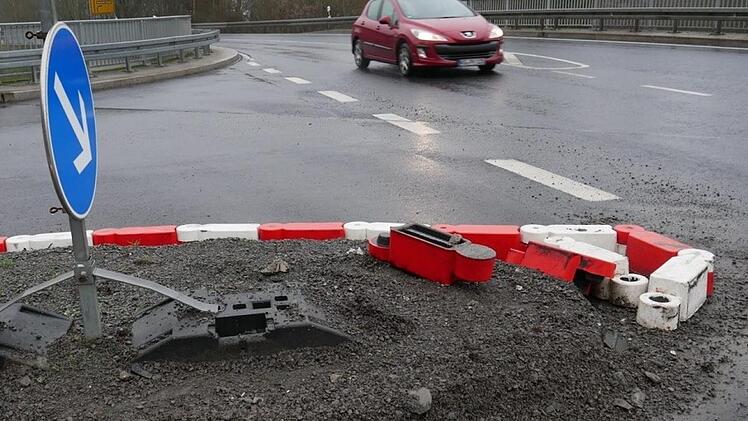 Die provisorische Verkehrsinsel an der Einmündung Kissinger Straße/Freiherr-von-Lutz-Straße wird weiterhin regelmäßig beschädigt.Archiv/Heike Beudert
