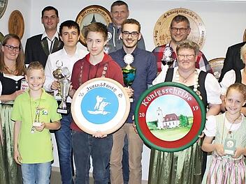 Königsproklamation beim Schützenvereins "Freischütz" Hausen: Das Bild zeigt von links Sabine Wagner, Carina Wandam, Jugendvizekönig Max Ruppert, Rene Wandam, Mirko Sürjalainen, Jugendkönig Bastian Wagner, Markus Ruppert, Robin Reinlein, Stefan Ruppert, Königin Heike Wagner, Emma Ruppert, Lisa Peterhänsel und Vorsitzenden Bernd Ruppert. Foto: Mathias Erlwein