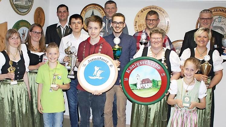 Königsproklamation beim Schützenvereins "Freischütz" Hausen: Das Bild zeigt von links Sabine Wagner, Carina Wandam, Jugendvizekönig Max Ruppert, Rene Wandam, Mirko Sürjalainen, Jugendkönig Bastian Wagner, Markus Ruppert, Robin Reinlein, Stefan Ruppert, Königin Heike Wagner, Emma Ruppert, Lisa Peterhänsel und Vorsitzenden Bernd Ruppert. Foto: Mathias Erlwein