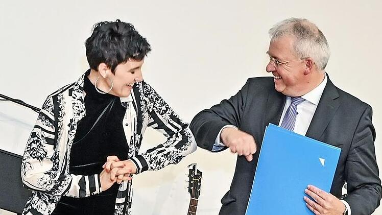 Preisübergabe in Zeiten von Corona: Der Vorsitzende der Hanns-Seidel-Stiftung, Markus Ferber, überreicht Ina Regen die Urkunde.