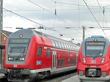 Bis 9. Dezember will die Bahn 22 nagelneue "Talent 2"-Züge (rechts, am Bahnhaltepunkt Rödental) auf den Netzen des "Franken-Thüringen-Express" in Betrieb nehmen. Die bisher eingesetzten Doppelstockzüge erhalten ein anderes Einsatzgebiet, die Dieseltriebwagen haben ausgedient. Foto: Klaus Oelzner