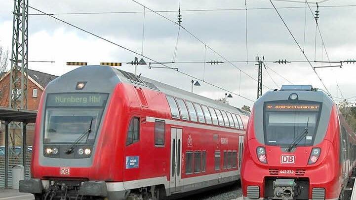 Bis 9. Dezember will die Bahn 22 nagelneue "Talent 2"-Züge (rechts, am Bahnhaltepunkt Rödental) auf den Netzen des "Franken-Thüringen-Express" in Betrieb nehmen. Die bisher eingesetzten Doppelstockzüge erhalten ein anderes Einsatzgebiet, die Dieseltriebwagen haben ausgedient. Foto: Klaus Oelzner