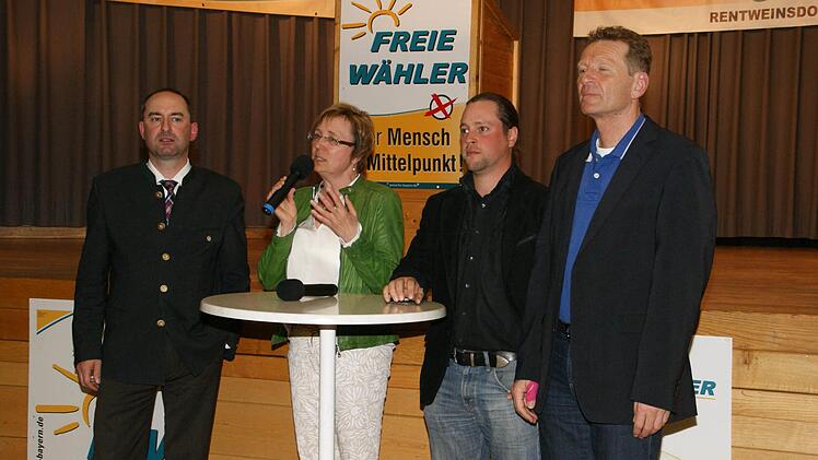 Mit einer angeregten Diskussion endete die Veranstaltung der Freien Wähler im Rentweinsdorfer Marktsaal. Unser Bild zeigt von links den Landesvorsitzenden der Freien Wähler Hubert Aiwanger, Moderatorin Birgit Bayer, den stellvertretenden Landesvorsitzenden Simson Hipp und MdL Günther Felbinger.