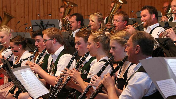 Impressionen vom Doppelkonzert in der Schulturnhalle Meeder.Foto: Jochen Berger