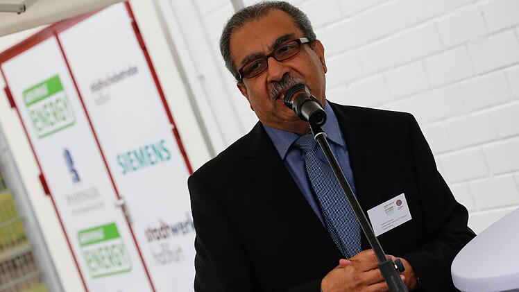 Hachem Farmand führte durch das Programm Foto: Matthias Hoch