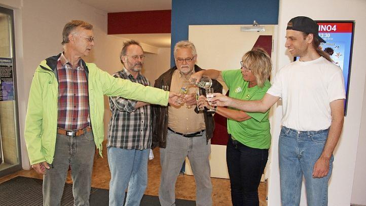 Die Vertreter der Initiative "Pressecklein darf nicht sterben", Bernhard Herrmann, Helmut Bergmann und Tobias Eichner, stießen mit Claus Gumprecht und Dagmar Keis-Lechner auf das Wasser an. Sie waren die ersten, die zur Kinovorstellung kamen. Foto: Sonny Adam