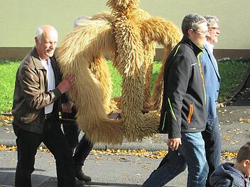 Das Prunkstück des Zuges war die mit viel Geduld und Geschick gearbeitete Erntekrone. Winfried Ehling