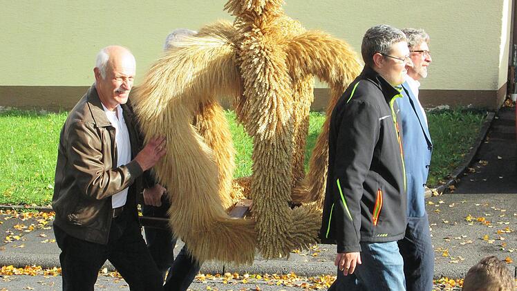 Das Prunkstück des Zuges war die mit viel Geduld und Geschick gearbeitete Erntekrone. Winfried Ehling