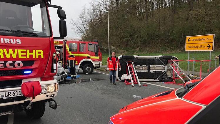 Bei einem schweren Unfall auf der B8 wurde ein Auto auf die Seite geworfen. Die Insassen waren eingeschlossen und konnten sich nicht alleine befreien. Foto: Benedict Rottmann, LR-Medien.