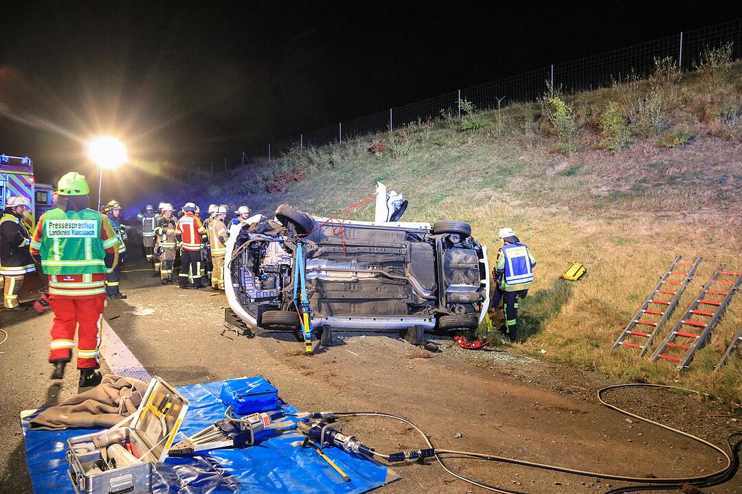 A70: Auto schleudert in Betonwand und überschlagt sich mehrfach - Familie schwer verletzt