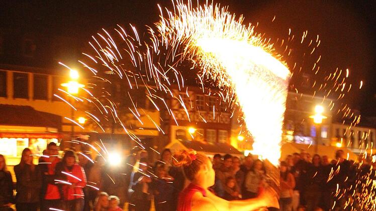 Die Feuershow durch Künstlerin Lux Aeterna ließen sich viele Zuschauer zweimal nicht entgehen.