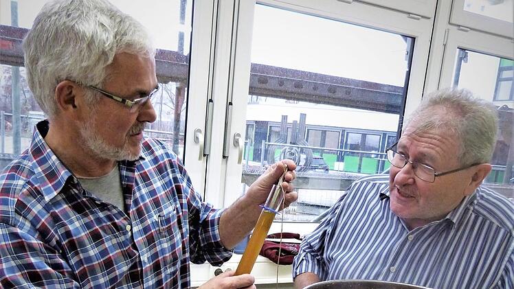 Neulinge waren beim jüngsten Braukurs Armin Rochholz (links) und Dieter Wagner. Fotos: Werner Reißaus