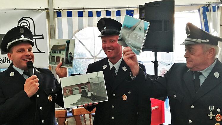 Ehrenkommandant Eduard Wiener (von rechts) überreicht dem Vereinsvorsitzenden Dominik Bieber und Kommandant Manuel Gessner drei Fotos zur Entstehung des neuen Feuerwehrhauses. Foto: Sigismund von Dobschütz