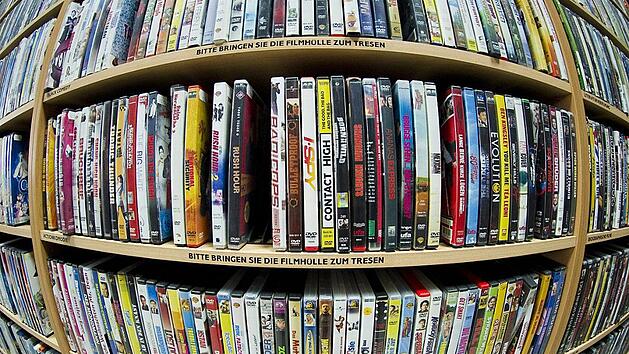 Nach Filmen auf DVDs oder Blu Rays im Regal einer Videothek zu stöbern, ist nicht mehr in jeder Stadt möglich.. Foto: Franziska Gabbert, dpa
