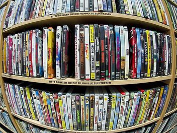 Nach Filmen auf DVDs oder Blu Rays im Regal einer Videothek zu stöbern, ist nicht mehr in jeder Stadt möglich.. Foto: Franziska Gabbert, dpa