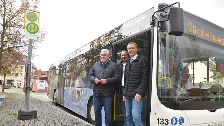 Coburgs Oberbürgermeister Norbert Tessmer, Landrat Sebastian Straubel und Bürgermeister Marco Steiner begrüßten den Stadtbus am Bahnhof Oeslau, der ab sofort vier Mal täglich fährt.Rainer Lutz