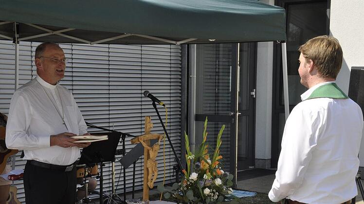 Dekan Oliver Bruckmann entpflichtet Diakon Robert Klatt (rechts) von seinen Aufgaben in der evangelischen Kirchengemeinde Bad Kissingen und im Dekanat Schweinfurt. Foto: Peter Klopf