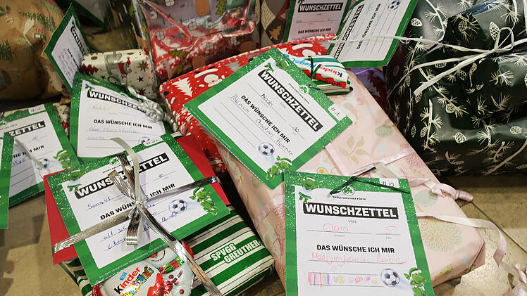 Erlangen: Besuch in der Kinderklinik - Fürther Fußballprofis übergeben Geschenke