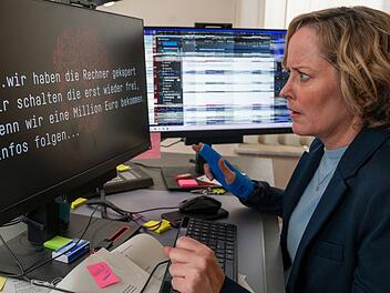 Zunächst glaubt sie an einen schlechten Scherz: Bürgermeisterin Kristina Lurz (Silke Bodenbender) wird von einem Hacker erpresst.