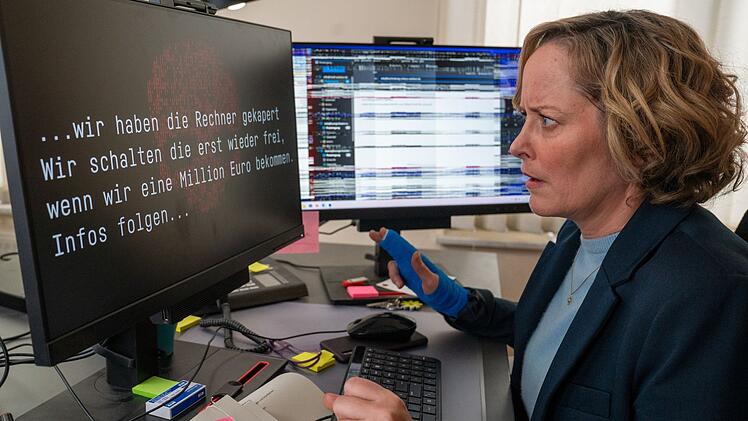 Zunächst glaubt sie an einen schlechten Scherz: Bürgermeisterin Kristina Lurz (Silke Bodenbender) wird von einem Hacker erpresst.
