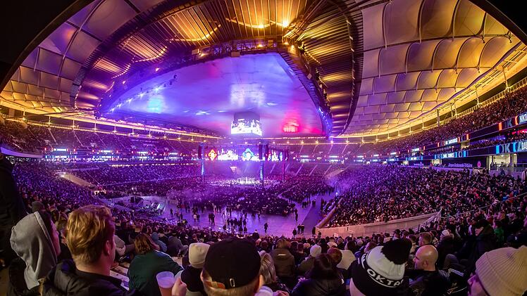60.000 Fans werden erwartet, wenn MMA wieder den Deutsche Bank Park in Frankfurt erobert. Nur zur Erinnerung: 2024 sorgten dort besagte 60.000 f&uuml;r eine der gr&ouml;&szlig;ten MMA-Kulissen weltweit. Free-TV-Nutzer k&ouml;nnen die Veranstaltung "OKTAGON 94: Die MMA Fightnight live aus Frankfurt" ab 22.45 Uhr sehen, bei RTL+ laufen die K&auml;mpfe ab 17.30 Uhr.