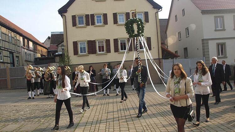 Die Siebenerkrone trägt Steffen Wilhelmy, begleitet von Ehrendamen.