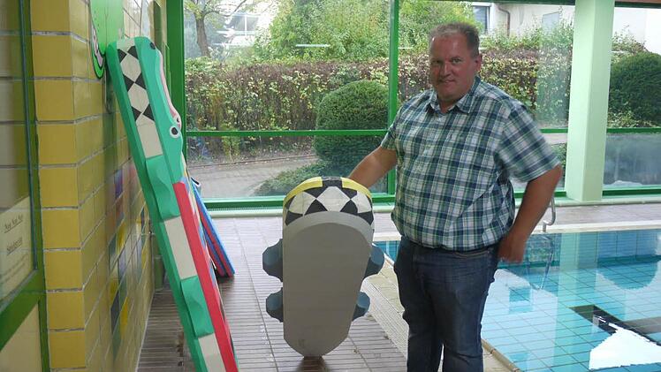 Betriebsleiter Hans-Peter Philipp hat Gefallen am neuen Wasserspielzeug im Hallenbad gefunden. Foto: Pauline Lindner