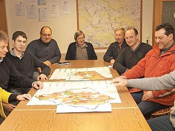 Rundum zufriedene Gesichter sah man bei den Verantwortlichen des Zweckverbandes und der Landwirte (von links): Vorsitzender Gertrud Bühl und Landwirtschaftsmeister Ludwig Bock; außerdem Geschäftsführer Rupert Göller (rechts) und Pflanzenschutzfachmann Helmut Grell (Vierter von rechts).  Foto: Günther Geiling