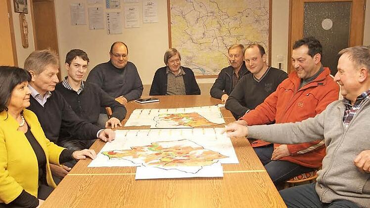 Rundum zufriedene Gesichter sah man bei den Verantwortlichen des Zweckverbandes und der Landwirte (von links): Vorsitzender Gertrud Bühl und Landwirtschaftsmeister Ludwig Bock; außerdem Geschäftsführer Rupert Göller (rechts) und Pflanzenschutzfachmann Helmut Grell (Vierter von rechts).  Foto: Günther Geiling