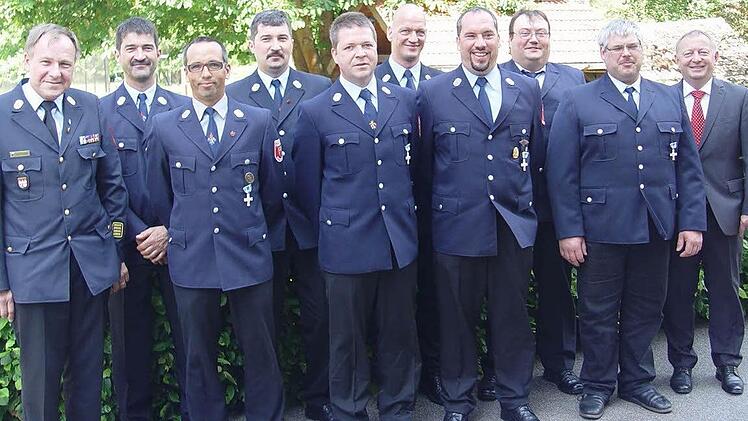 Geehrt für 25 Jahre als aktiver Feuerwehrler (von links): Kreisbrandrat  Benno Metz, Roland Strebl, Markus Reusch, Roman Strebl, Markus Hänlein, Tim Kohlhepp, Torsten Hereth, Frank Schiffler, Karlheinz Schumann und Landrat Thomas Bold. Foto: Brigitta Kempe-Wolf