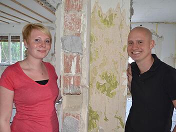 Jessica Reitelbach und Philipp Heckelmann bauen ein über 50 Jahre altes Haus in Waldfenster um. Im Innern sind die beiden momentan dabei, Wände von Putz und alten Tapeten zu befreien. So manches "grüne Schmuckstück" aus dem 1970er Jahren kam dabei zum Vorschein. Foto: Kathrin Kupka-Hahn