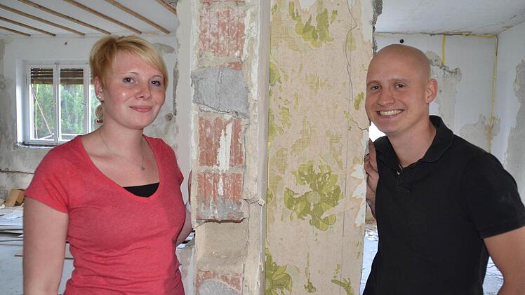Jessica Reitelbach und Philipp Heckelmann bauen ein über 50 Jahre altes Haus in Waldfenster um. Im Innern sind die beiden momentan dabei, Wände von Putz und alten Tapeten zu befreien. So manches "grüne Schmuckstück" aus dem 1970er Jahren kam dabei zum Vorschein. Foto: Kathrin Kupka-Hahn