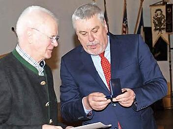 Mit der Medaille "Die Stadt Coburg dankt" verabschiedete Oberbürgermeister Norbert Tessmer (rechts) den langjährigen Behindertenbeauftragten Johannes Thaben. Foto: Simone Bastian
