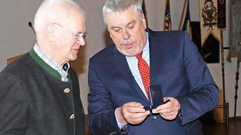 Mit der Medaille "Die Stadt Coburg dankt" verabschiedete Oberbürgermeister Norbert Tessmer (rechts) den langjährigen Behindertenbeauftragten Johannes Thaben. Foto: Simone Bastian