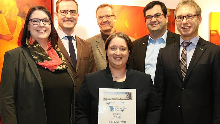 Bad Kissingens Wirtschaftsjunioren freuen sich &uuml;ber den zweiten Platz bei "Aktivster Kreis 2016 bis 25 aktive Mitglieder".  Foto: Radu Ferendino