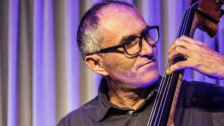 Der Bassist Wolfram Derschmidt beim Gastspiel von Steven Santoro in CoburgFoto: Jochen Berger