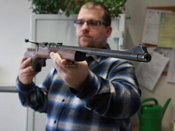 Mario Saß, Sachbearbeiter für Waffenrecht am Landratsamt, nimmt die Waffen an, die Bürger unerlaubt besitzen. Franziska Rieger