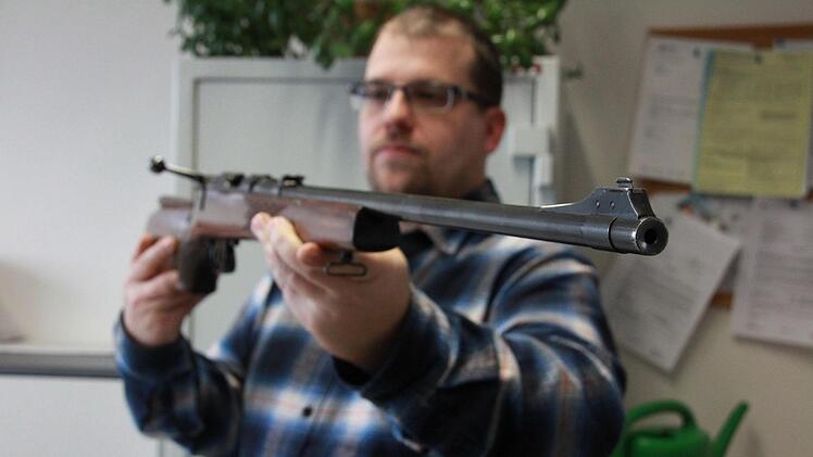 Mario Saß, Sachbearbeiter für Waffenrecht am Landratsamt, nimmt die Waffen an, die Bürger unerlaubt besitzen. Franziska Rieger