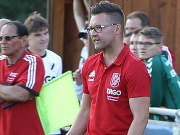 Stefan Bergmann, hier noch als Trainer beim VfR Johannisthal an der Seitenlinie, ist in seiner dritten Spielzeit in Großgarnstadt tätig. Bisher landete er mit seinem Team auf den Plätzen 10 und 8.  Foto: CT-Archiv