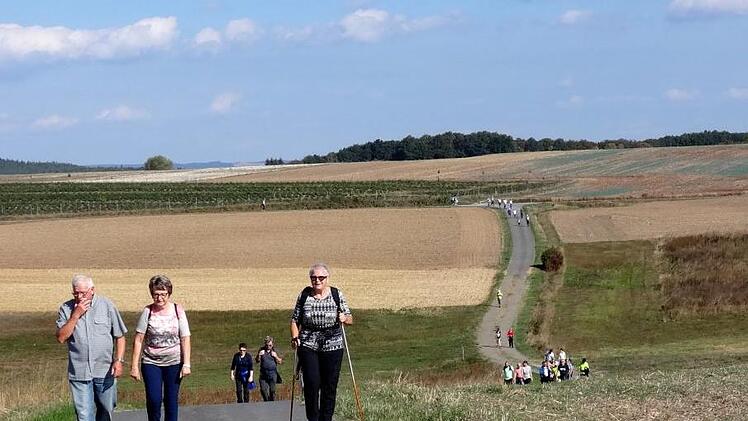Ein sehr angenehmes Streckenprofil hatten die Wanderwarte für die "Fünf-Sterne-Wanderung" am Samstag rund um Kirchaich ausgewählt. Fotos: Sabine Weinbeer