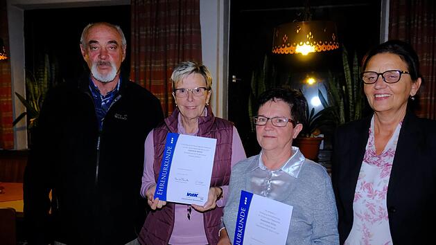 Dieter Roth (links) und Michaela Metz (rechts) ehrten Gertrud Bohn und Marianne Pegel. Gerd Schaar