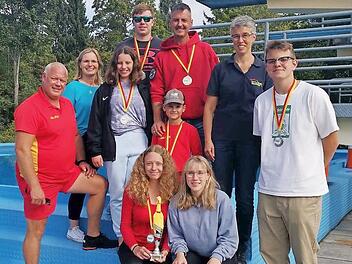 Die erfolgreichen K&uuml;pser Rettungsschwimmer mit ihren Betreuern und Kampfrichtern nach der Siegerehrung