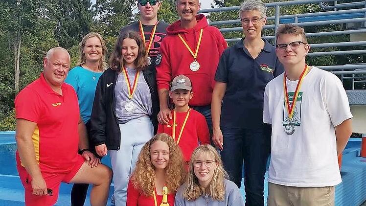 Die erfolgreichen K&uuml;pser Rettungsschwimmer mit ihren Betreuern und Kampfrichtern nach der Siegerehrung