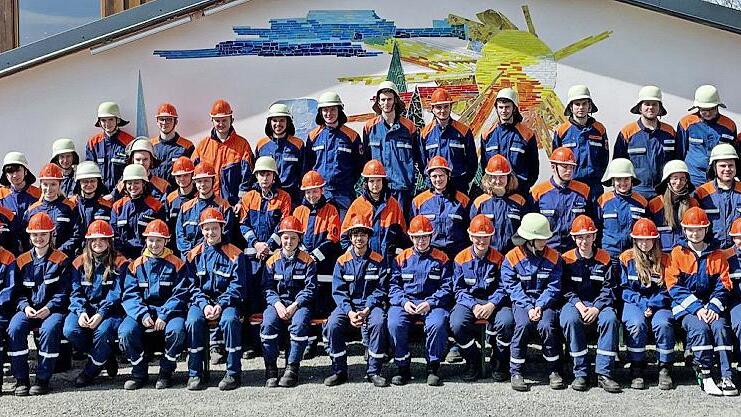 50 Jugendfeuerwehrleute aus 14 Feuerwehren stellten ihr Können in Theorie und Praxis unter Beweis.