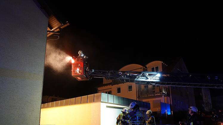 Wohnungsbrand in Haßfurt reißt Feuerwehr aus Schlaf - "Raub von Flammen und Rauch"