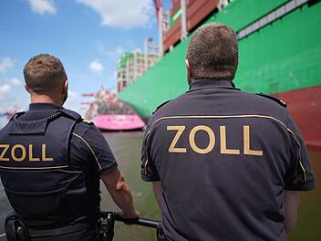 Zollbeamte im Hamburger Hafen