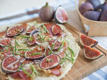 flammkuchen-mit-feigen-ziegenkaese-speck.jpg